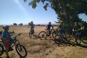 Camping la Bissera -, Fahrrad Fahrer auf dem Campingplatz Gelände
