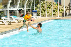 Camping La Blanche Hermine - Campingplatz mit Pool,Wasserrutsche, Liegestühlen und Sonnenschirmen