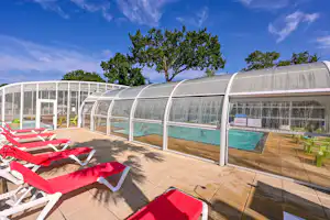 Camping La Blanche Hermine - Teleskopischer Schwimmbadüberdachung auf dem Campingplatz