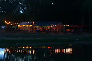 Camping La Bonne Aventure - Campingplatz bei Nacht