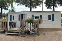Camping La Bonne Aventure - Mobilheim mit kleiner Veranda auf dem Campingplatz