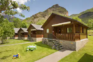 Camping La Borda d'Arnaldet - Bungalows mit überdachten Veranden auf dem Campingplatz