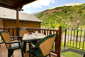 Camping La Borda d'Arnaldet - Veranda eines Bungalows mit Sitzgelegenheiten darauf