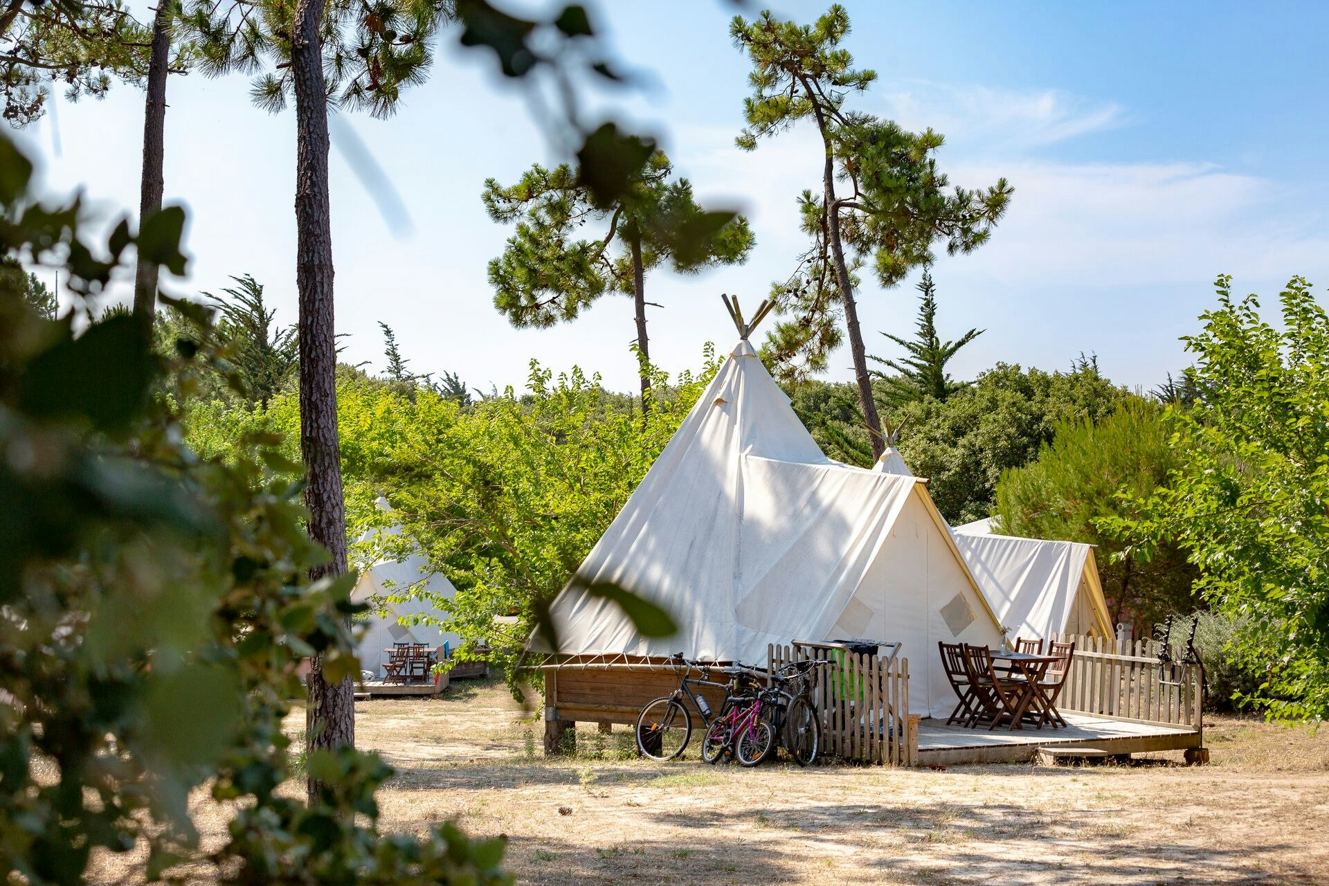 Camping Sandaya La Bosse  Camping La Bosse - Glamping-Zelte mit Terrasse auf dem Campingplatz