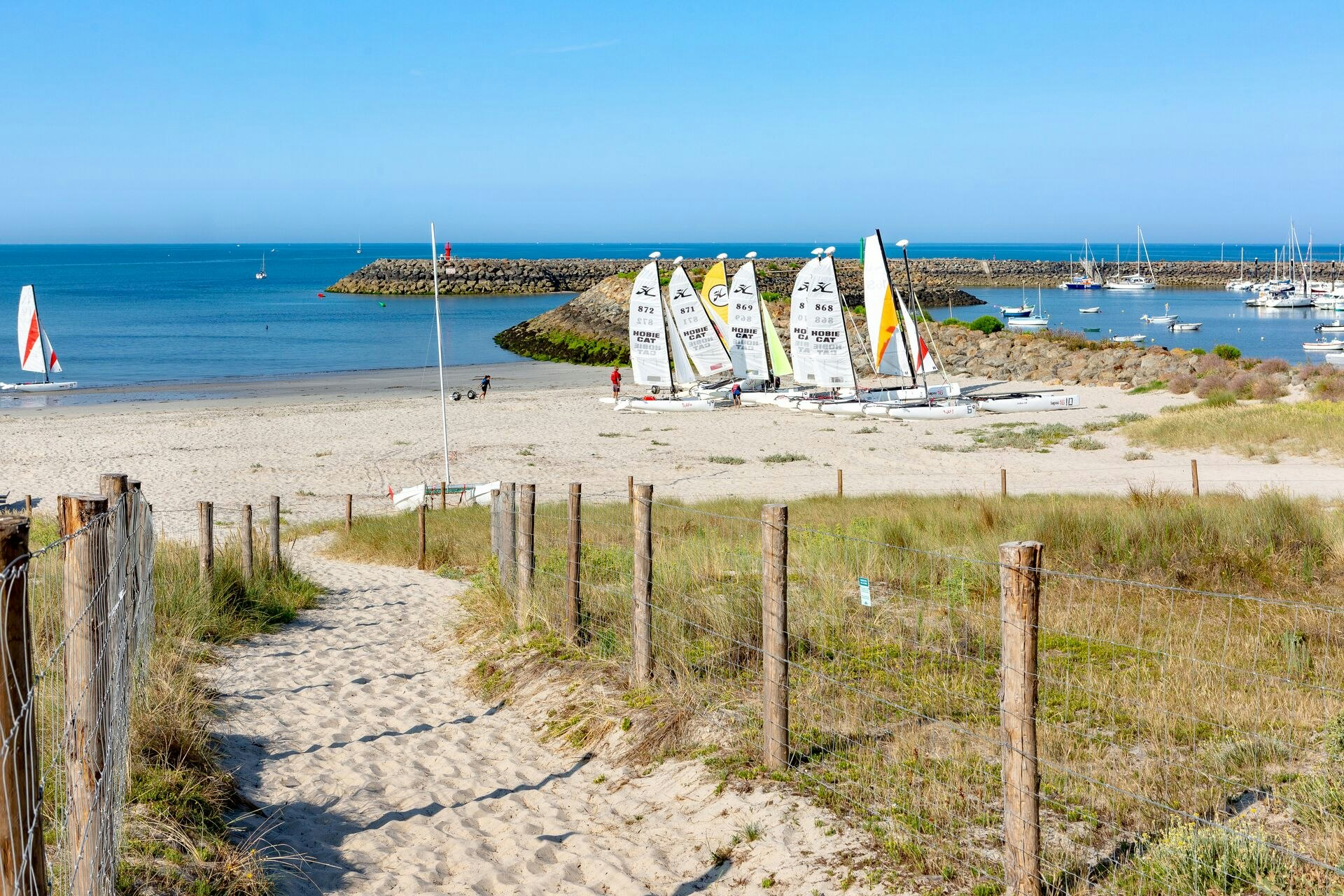 Camping Sandaya La Bosse  Camping La Bosse - Weg zum Strand mit Segelbootverleih