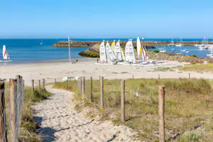 Camping Sandaya La Bosse Camping La Bosse - Weg zum Strand mit Segelbootverleih