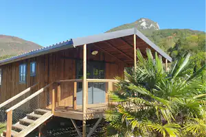 Camping LA BOURIE - Mobilheim mit Terrasse auf dem Campingplatz