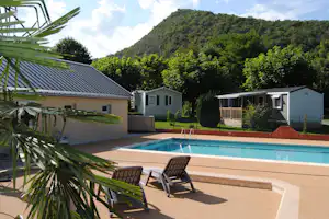 Camping LA BOURIE - Campingplatz mit Pool und Liegestühlen