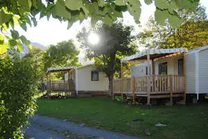 Camping LA BOURIE - Mobilheime mit Terrasse im Schatten der Bäume