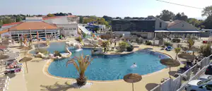 Camping La Boutinardière - Übersicht auf dem Campingplatz mit Pool,Wasserrutsche, Liegestühlen und Sonnenschirmen