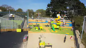 Camping La Boutinardière - ampinganlage mit Spielplatz und Rutsche