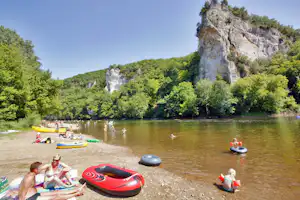 Camping La Bouysse de Caudon - Camper schwimmen im Fluss vom Campingplatz