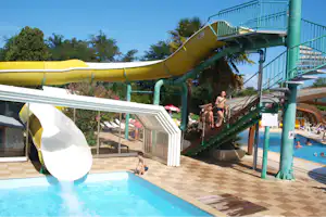 Camping La Brande - Camper an der Wasserrutsche am Pool vom Campingplatz