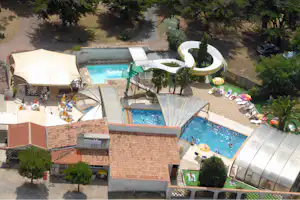 Camping La Brande - Pool vom Campingplatz mit Wasserrutsche aus der Vogelperspektive
