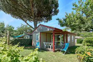 Camping La Brande - Mobilheim mit Veranda auf dem Campingplatz