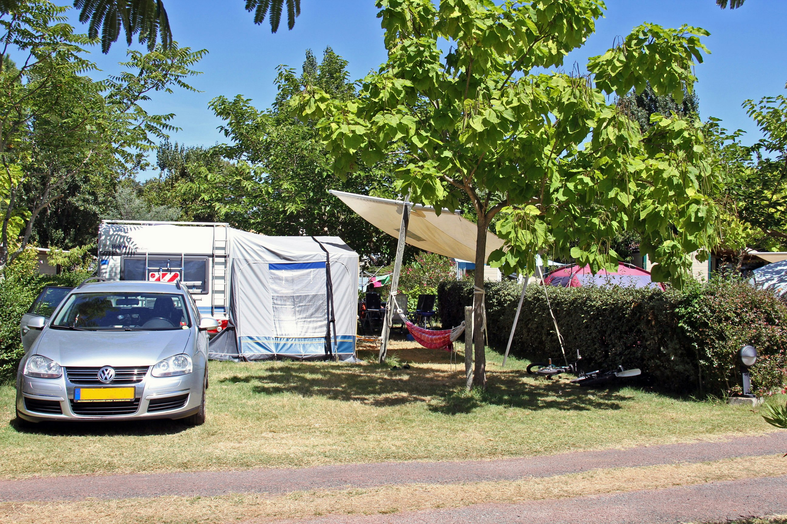 Camping La Brande - Wohnwagenstellplätze im Grünen auf dem Campingplatz