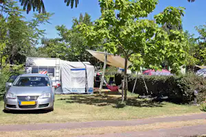 Camping La Brande - Wohnwagenstellplätze im Grünen auf dem Campingplatz