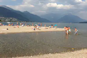 Camping La Breva - Badegäste am Strand des Comer Sees