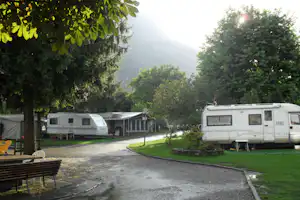 Camping La Breva - Wohnwagen auf Stellplätzen an einer Strasse auf dem Campingplatz