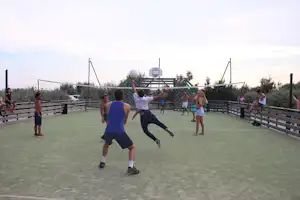 Camping La Brise - Camper auf dem Sportplatz für Volleyball und Basketball auf dem Campingplatz