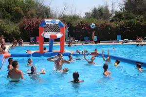 Camping La Brise - Camper im Pool vom Campingplatz