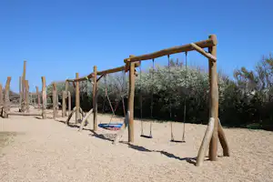 Camping La Brise - Spielplatz vom Campingplatz mit Schaukeln