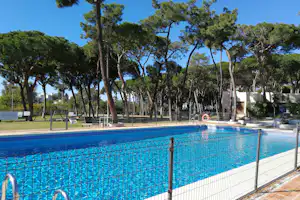 Camping La Buganvilla - Pool, Pinienwald und Spielplatz auf dem Campingplatz