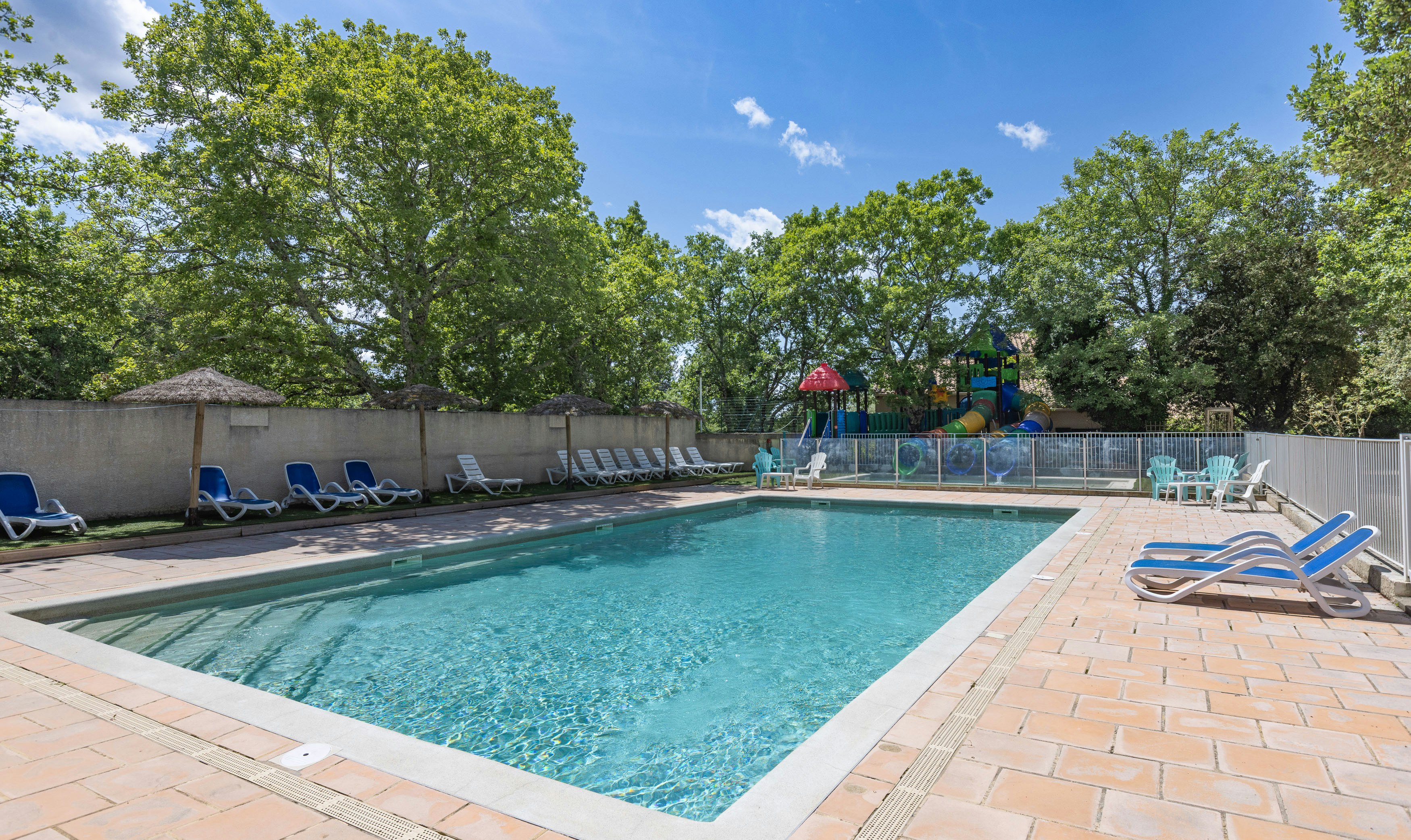 Camping La Buissière  - Pool im Freien mit Liegestühlen auf dem Campingplatz