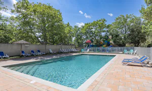Camping La Buissière - Pool im Freien mit Liegestühlen auf dem Campingplatz