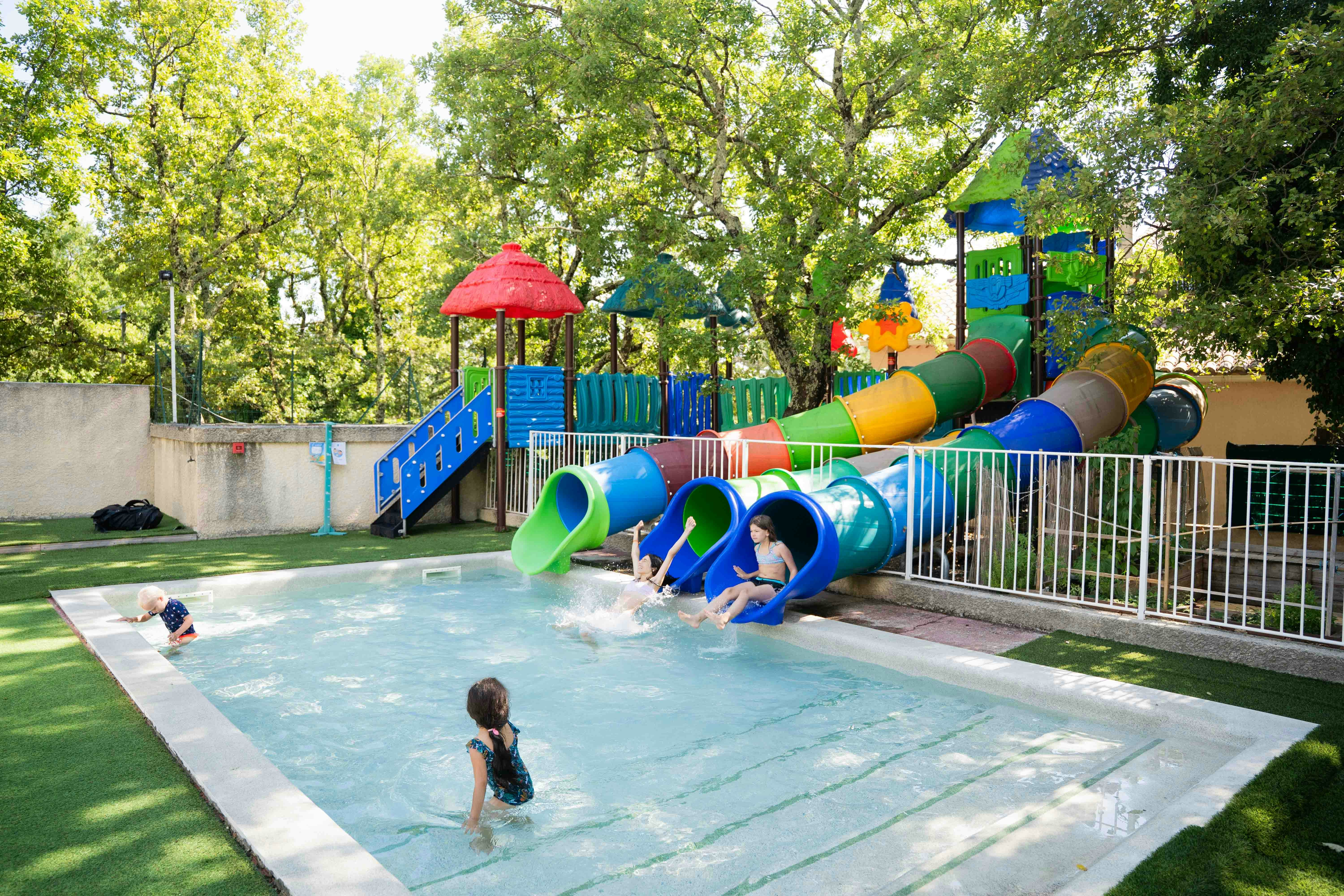 Camping La Buissière - Kinderpool mit Wasserrutschen auf dem Campingplatz