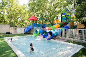 Camping La Buissière - Kinderpool mit Wasserrutschen auf dem Campingplatz