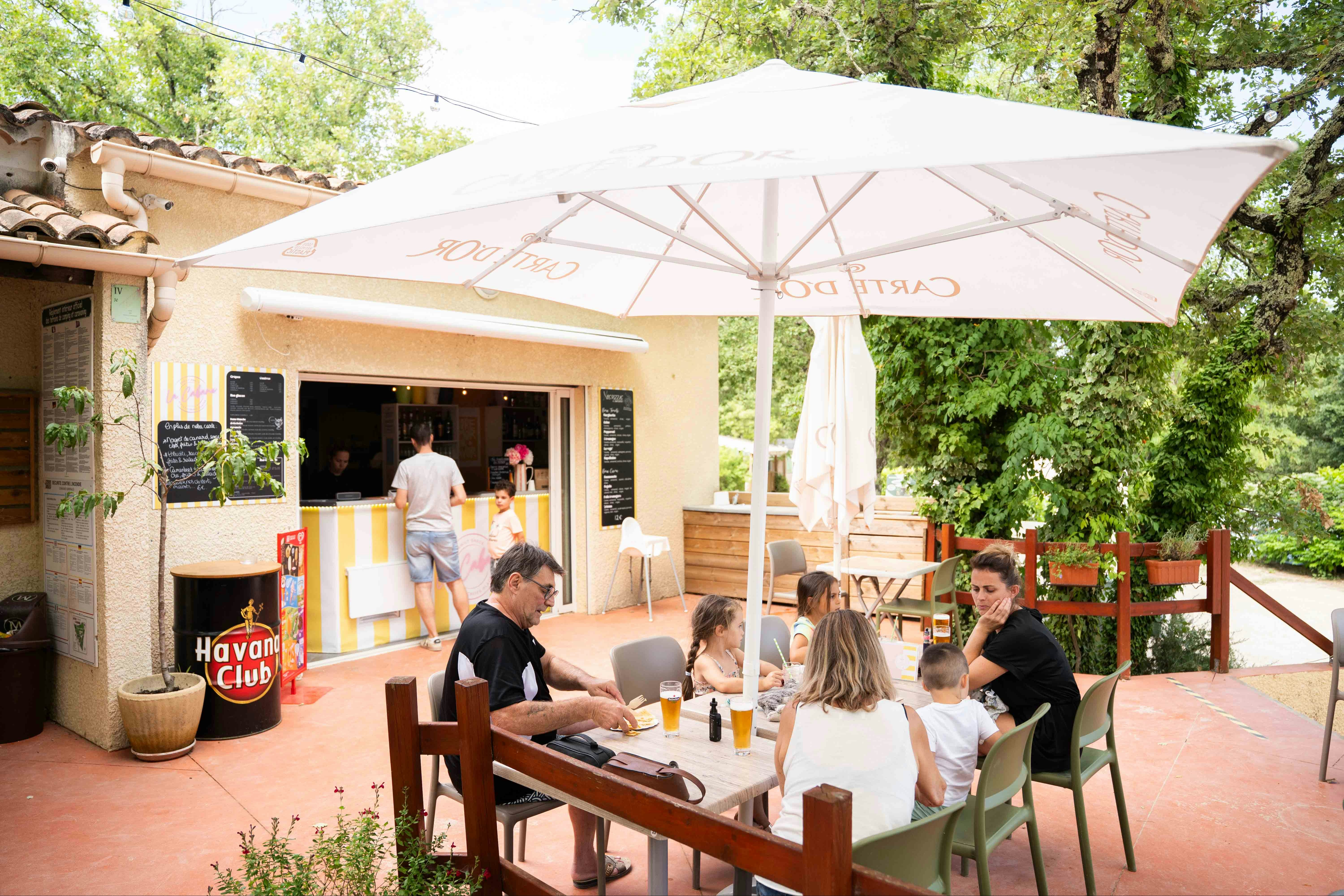 Camping La Buissière - Snackbar mit Terrasse auf dem Campingplatz