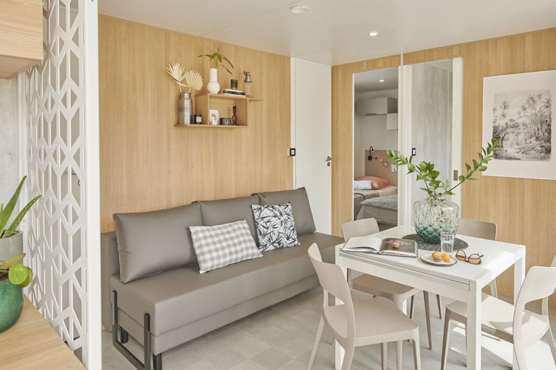 Camping La Buissière  Camping La Buissiere  - Innenansicht eines Mobilheims mit Wohnzimmer