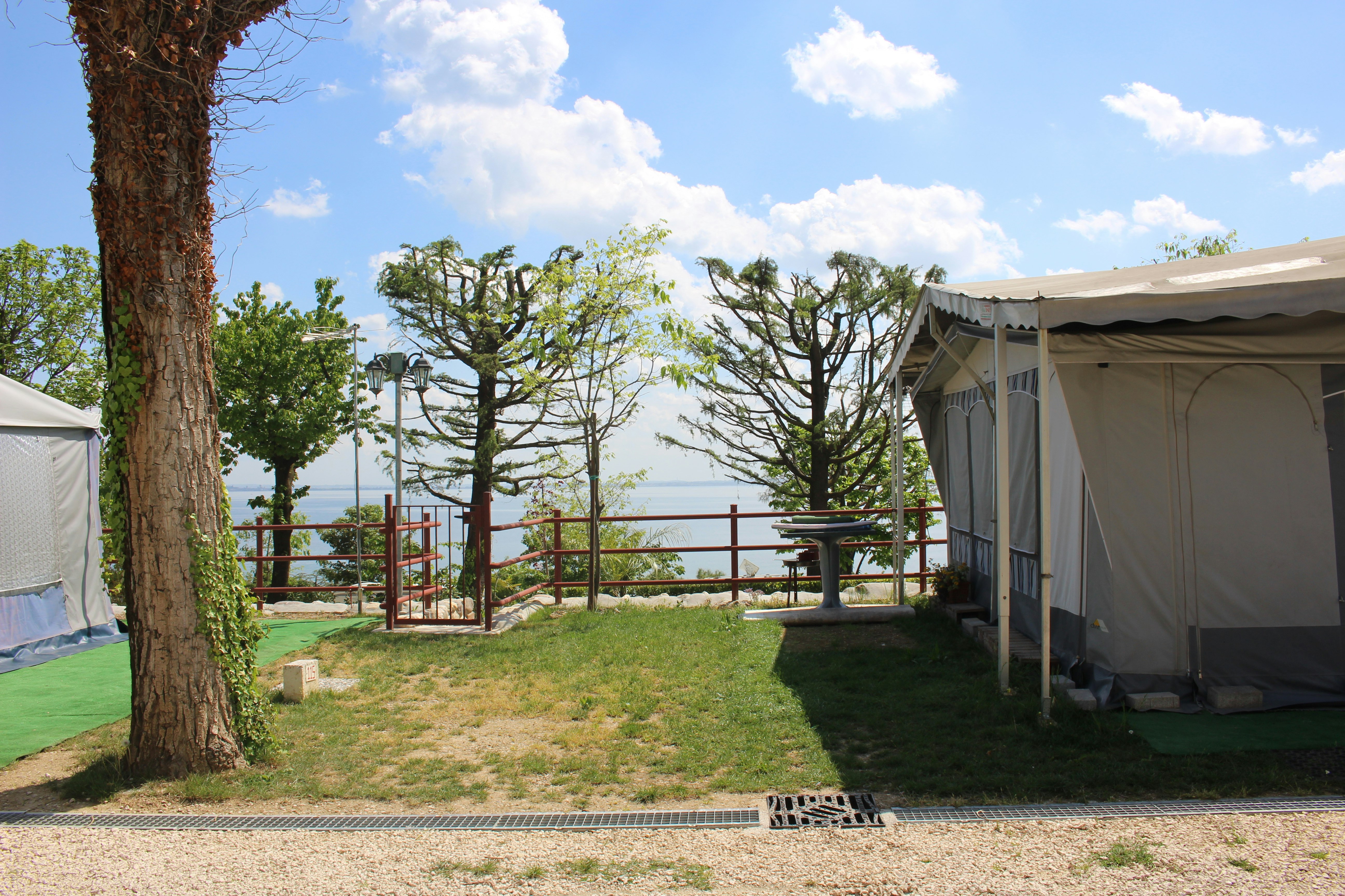 Camping La Cà - Stellplätze mit Blick auf das Wasser
