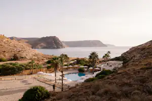 wecamp Cabo de Gata Camping La Caleta - Luftaufnahme des Freibades auf dem Campingplatz mit Meer im Hintergrund