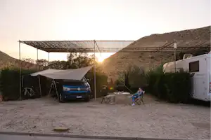 wecamp Cabo de Gata Camping La Caleta - Sonnenuntergang über einem Stellplatz auf dem Campingplatz