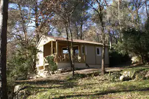 Camping La Camassade - Mobilheim mit Veranda im Schatten der Bäume