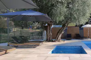 Camping La Camassade - Liegestühle am Pool des Campingplatzes