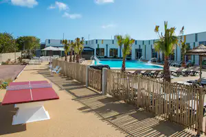 Camping La Capricieuse - Terrasse mit Tischtennis mit Blick auf Poolbereich vom Campingplatz