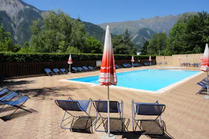 Camping La Cascade - Poolbereich mit Blick auf die Berge auf dem Campingplatz