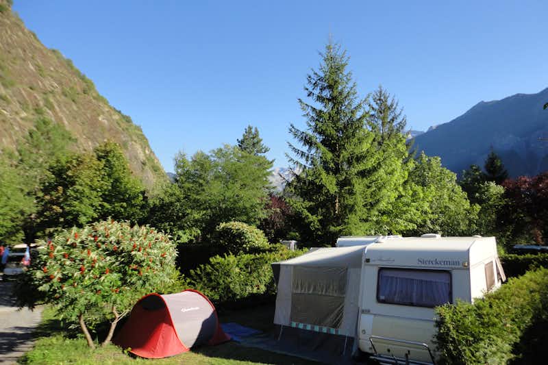 Camping La Cascade  -  Wohnwagen- und Zeltstellplatz mit Blick auf die Berge auf dem Campingplatz