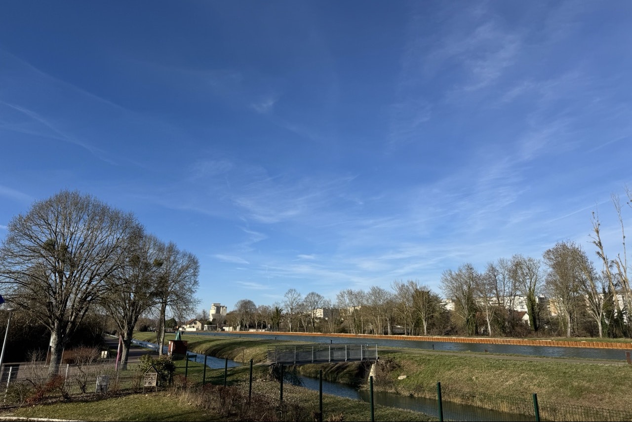 Camping La Cascade  Camping Municipal La Cascade - Campingplatz direkt am Kanal