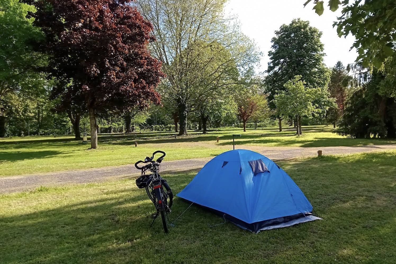 Camping La Cascade  Camping Municipal La Cascade - Zeltplatz mit Fahrrad auf der Wiese