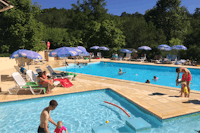 Camping La Castillonderie -  Campingplatz mit Pool, Liegestühlen, Kinderbecken und Sonnenschirmen