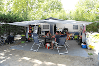 Camping La Chapelle  - Camper sitzen vor dem Wohnmobil im Schatten der Markise
