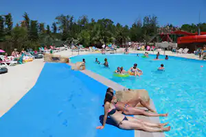 Camping La Chapelle - Campingplatz mit Pool,Wasserrutsche, Liegestühlen und Sonnenschirmen