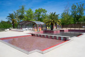 Camping La Chapelle - Hallen- und Freibad mit Liegestühlen auf dem Campingplatz