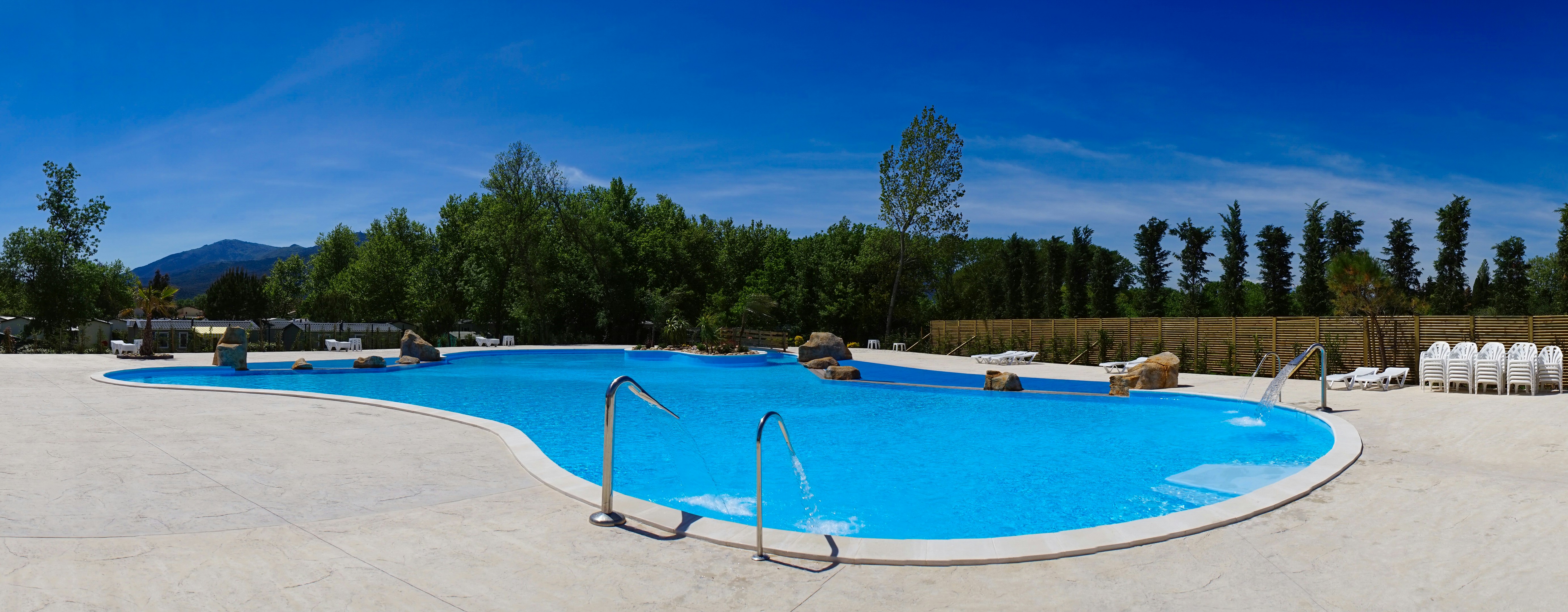Camping La Chapelle - Pool mit Liegestühlen  auf dem Campingplatz