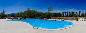Camping La Chapelle - Pool mit Liegestühlen auf dem Campingplatz