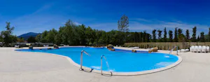 Camping La Chapelle - Pool mit Liegestühlen auf dem Campingplatz